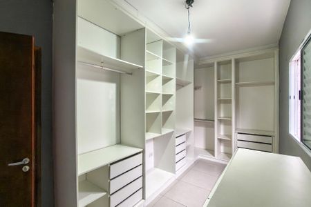 Casa para alugar com 155m², 4 quartos e 2 vagas Casa para alugar com 155m², 4 quartos e 2 vagasCloset/quarto 2