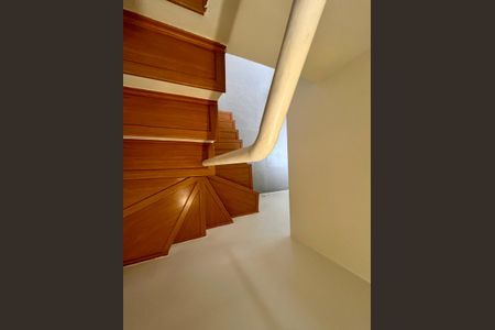 Casa para alugar com 249m², 3 quartos e 4 vagas Casa para alugar com 249m², 3 quartos e 4 vagasEscada