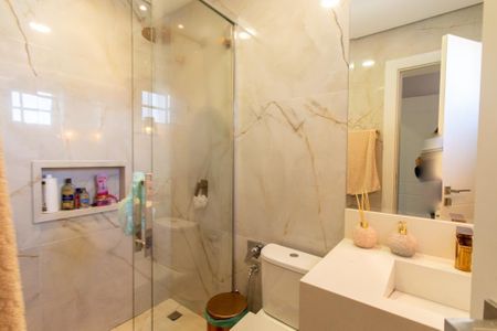 Casa de condomínio à venda com 320m², 3 quartos e 4 vagas Casa de condomínio à venda com 320m², 3 quartos e 4 vagasBanheiro da Suite 2