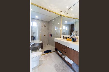Casa de condomínio à venda com 320m², 3 quartos e 4 vagas Casa de condomínio à venda com 320m², 3 quartos e 4 vagasBanheiro da Suíte 1