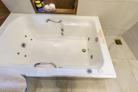 Casa de condomínio à venda com 320m², 3 quartos e 4 vagas Casa de condomínio à venda com 320m², 3 quartos e 4 vagasBanheiro da Suíte 1