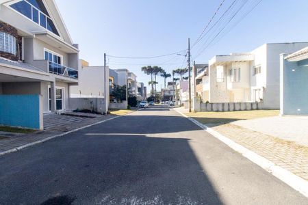 Casa de condomínio à venda com 320m², 3 quartos e 4 vagas Casa de condomínio à venda com 320m², 3 quartos e 4 vagasÁrea externa