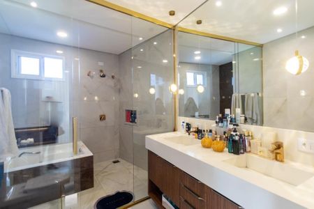 Casa de condomínio à venda com 320m², 3 quartos e 4 vagas Casa de condomínio à venda com 320m², 3 quartos e 4 vagasBanheiro da Suíte 1