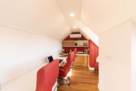 Casa de condomínio à venda com 320m², 3 quartos e 4 vagas Casa de condomínio à venda com 320m², 3 quartos e 4 vagasEscritório