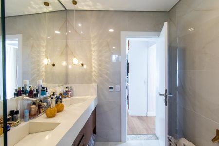 Casa de condomínio à venda com 320m², 3 quartos e 4 vagas Casa de condomínio à venda com 320m², 3 quartos e 4 vagasBanheiro da Suíte 1