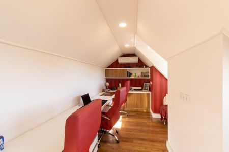 Casa de condomínio à venda com 320m², 3 quartos e 4 vagas Casa de condomínio à venda com 320m², 3 quartos e 4 vagasEscritório