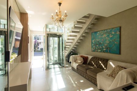 Casa de condomínio à venda com 320m², 3 quartos e 4 vagas Casa de condomínio à venda com 320m², 3 quartos e 4 vagasSala