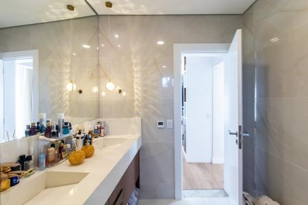 Casa de condomínio à venda com 320m², 3 quartos e 4 vagas Casa de condomínio à venda com 320m², 3 quartos e 4 vagasBanheiro da Suíte 1