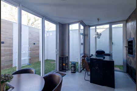Casa de condomínio à venda com 320m², 3 quartos e 4 vagas Casa de condomínio à venda com 320m², 3 quartos e 4 vagasÁrea gourmet