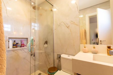 Casa de condomínio à venda com 320m², 3 quartos e 4 vagas Casa de condomínio à venda com 320m², 3 quartos e 4 vagasBanheiro da Suite 2