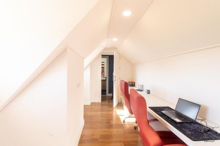 Casa de condomínio à venda com 320m², 3 quartos e 4 vagas Casa de condomínio à venda com 320m², 3 quartos e 4 vagasEscritório
