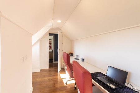 Casa de condomínio à venda com 320m², 3 quartos e 4 vagas Casa de condomínio à venda com 320m², 3 quartos e 4 vagasEscritório
