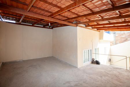 Garagem de casa para alugar com 2 quartos, 60m² em São Luiz, Contagem
