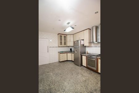 Casa de condomínio para alugar com 120m², 3 quartos e 2 vagas Casa de condomínio para alugar com 120m², 3 quartos e 2 vagasCozinha - Armários