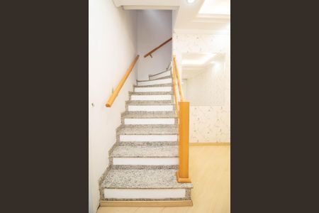 Casa de condomínio para alugar com 120m², 3 quartos e 2 vagas Casa de condomínio para alugar com 120m², 3 quartos e 2 vagasEscada