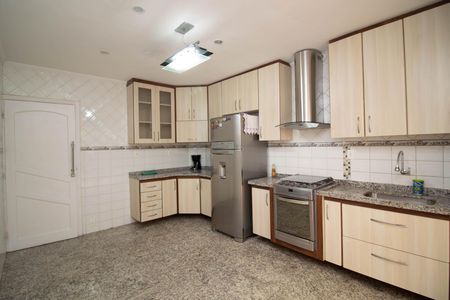 Casa de condomínio para alugar com 120m², 3 quartos e 2 vagas Casa de condomínio para alugar com 120m², 3 quartos e 2 vagasCozinha - Armários
