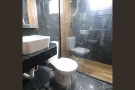 Banheiro de apartamento para alugar com 2 quartos, 34m² em Parque Santa Madalena, São Paulo