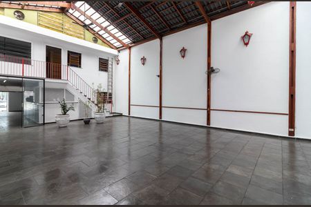 Casa para alugar com 340m², 5 quartos e 10 vagas Casa para alugar com 340m², 5 quartos e 10 vagasQuintal / Salão