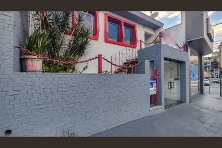 Casa para alugar com 340m², 5 quartos e 10 vagas Casa para alugar com 340m², 5 quartos e 10 vagasFachada
