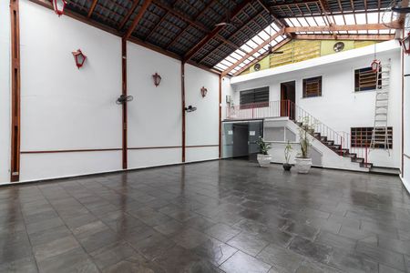 Casa para alugar com 340m², 5 quartos e 10 vagas Casa para alugar com 340m², 5 quartos e 10 vagasQuintal / Salão