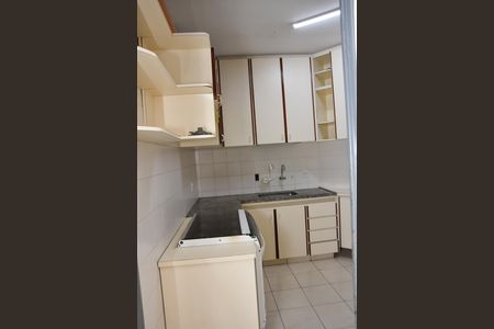Casa à venda com 197m², 3 quartos e 3 vagas Casa à venda com 197m², 3 quartos e 3 vagasCozinha armários e pia