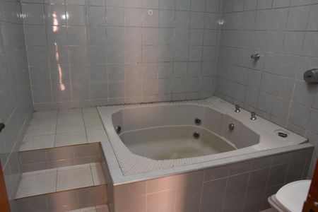 Casa à venda com 197m², 3 quartos e 3 vagas Casa à venda com 197m², 3 quartos e 3 vagasBanheiro da Suíte - banheira