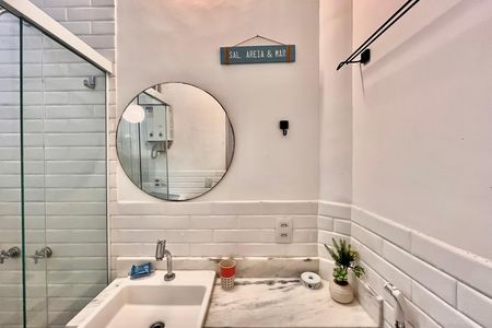 Banheiro  de kitnet/studio para alugar com 1 quarto, 35m² em Copacabana, Rio de Janeiro