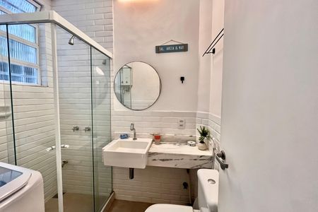 Banheiro  de kitnet/studio para alugar com 1 quarto, 35m² em Copacabana, Rio de Janeiro