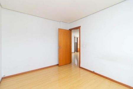 Quarto 1 de apartamento à venda com 2 quartos, 80m² em Medianeira, Porto Alegre