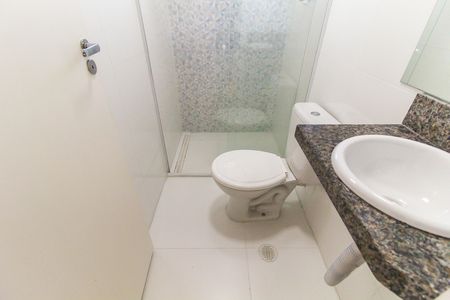 Banheiro de apartamento para alugar com 2 quartos, 45m² em Vila Carmosina, São Paulo
