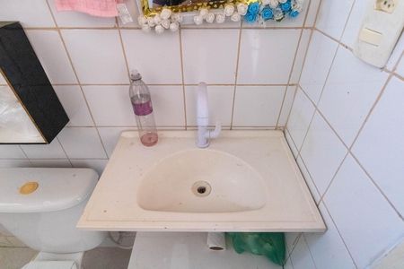 Banheiro de apartamento para alugar com 2 quartos, 45m² em Inhoaíba, Rio de Janeiro