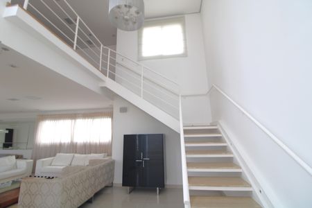 Escada de apartamento para alugar com 3 quartos, 304m² em Vila Sofia, São Paulo