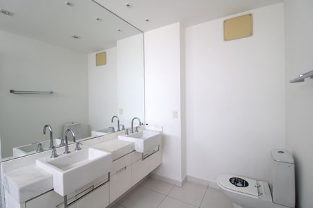 Apartamento à venda com 304m², 3 quartos e 4 vagasBanheiro da suíte 1