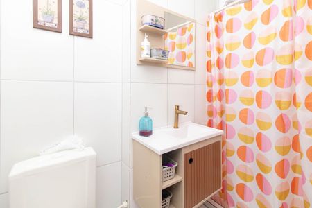 Banheiro de apartamento à venda com 2 quartos, 50m² em Cavalhada, Porto Alegre