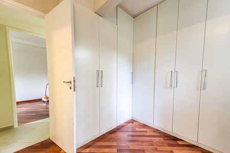 Apartamento à venda com 69m², 2 quartos e 2 vagas Apartamento à venda com 69m², 2 quartos e 2 vagasCloset da suíte