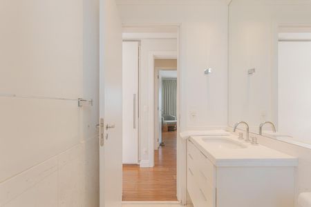 Banheiro da Suíte 2 de apartamento para alugar com 4 quartos, 258m² em Sumaré, São Paulo