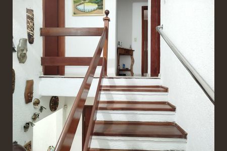 Casa para alugar com 160m², 3 quartos e 3 vagas Casa para alugar com 160m², 3 quartos e 3 vagasEscada