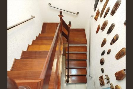 Casa para alugar com 160m², 3 quartos e 3 vagas Casa para alugar com 160m², 3 quartos e 3 vagasEscada