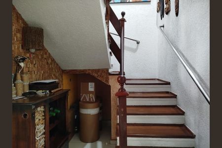 Casa para alugar com 160m², 3 quartos e 3 vagas Casa para alugar com 160m², 3 quartos e 3 vagasEscada