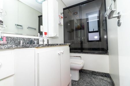 Apartamento à venda com 208m², 4 quartos e 4 vagas Apartamento à venda com 208m², 4 quartos e 4 vagasBanheiro da Suíte 1