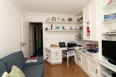 Apartamento à venda com 208m², 4 quartos e 4 vagas Apartamento à venda com 208m², 4 quartos e 4 vagasEscritório