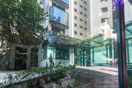 Apartamento à venda com 208m², 4 quartos e 4 vagas Apartamento à venda com 208m², 4 quartos e 4 vagasFachada e portaria