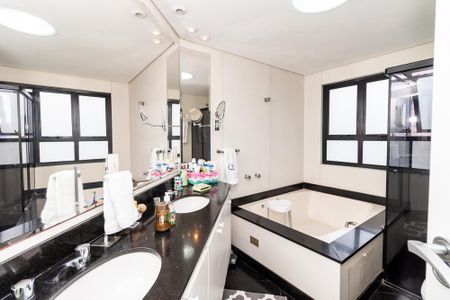 Apartamento à venda com 208m², 4 quartos e 4 vagas Apartamento à venda com 208m², 4 quartos e 4 vagasBanheiro da Suíte 3
