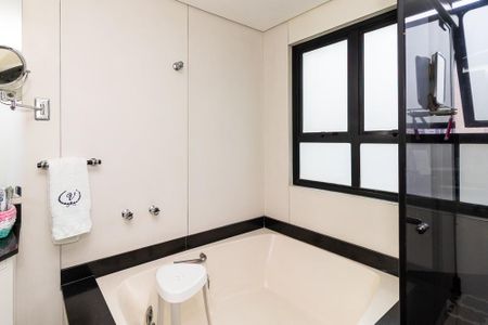 Apartamento à venda com 208m², 4 quartos e 4 vagas Apartamento à venda com 208m², 4 quartos e 4 vagasBanheiro da Suíte 3