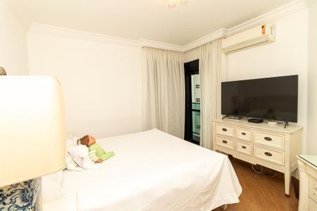 Apartamento à venda com 208m², 4 quartos e 4 vagas Apartamento à venda com 208m², 4 quartos e 4 vagasSuíte 3