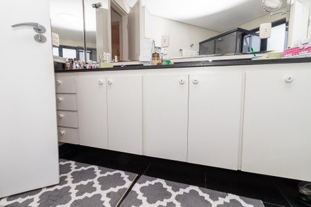 Apartamento à venda com 208m², 4 quartos e 4 vagas Apartamento à venda com 208m², 4 quartos e 4 vagasBanheiro da Suíte 3