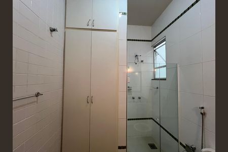 Casa para alugar com 500m², 5 quartos e 4 vagas Casa para alugar com 500m², 5 quartos e 4 vagasBanheiro social