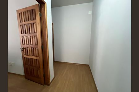 Casa para alugar com 500m², 5 quartos e 4 vagas Casa para alugar com 500m², 5 quartos e 4 vagasCorredor