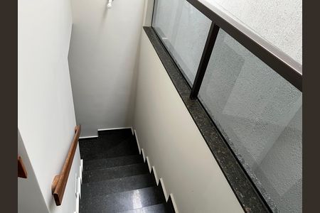 Casa para alugar com 500m², 5 quartos e 4 vagas Casa para alugar com 500m², 5 quartos e 4 vagasEscada