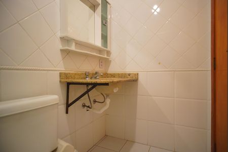 Banheiro Corredor de apartamento para alugar com 2 quartos, 69m² em Jardim Itu, Porto Alegre